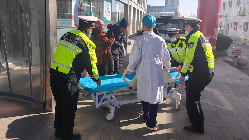老人突发脑出血 交警护送开辟&ldquo;生命通道&rdquo;