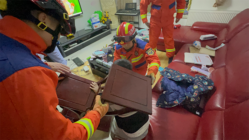 5岁男孩不慎将头卡进木架 获救后大喊&ldquo;头保住了！&rdquo;