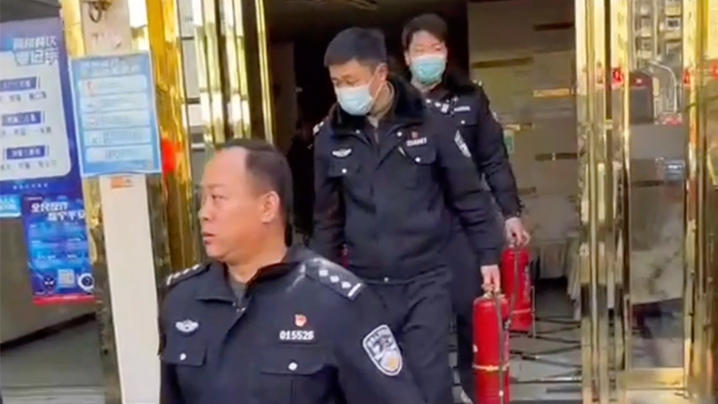 紧急出动！民警变身&ldquo;蓝朋友&rdquo;接力救火