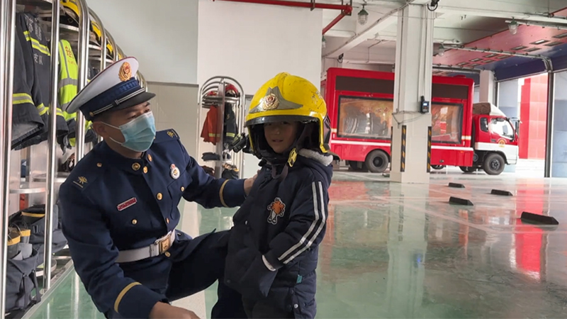 3岁萌娃连续一月&ldquo;打卡&rdquo;消防站 消防叔叔为他圆消防梦