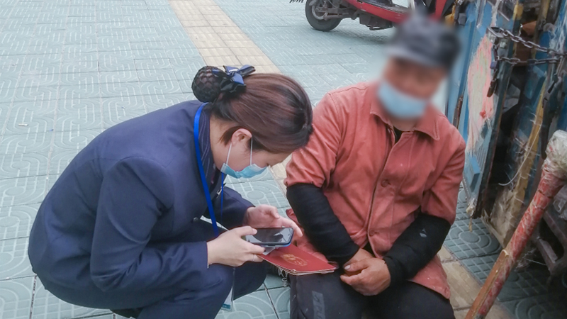 将&ldquo;营业柜台&rdquo;搬到马路边 供电员工蹲着为用户办理业务